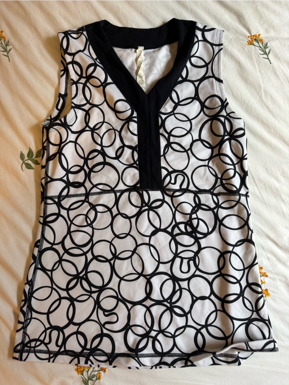 Lululemon Sleeveless Black & White Ring-Print V-Neck Top size 8